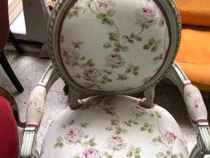 silla con tapizado floral