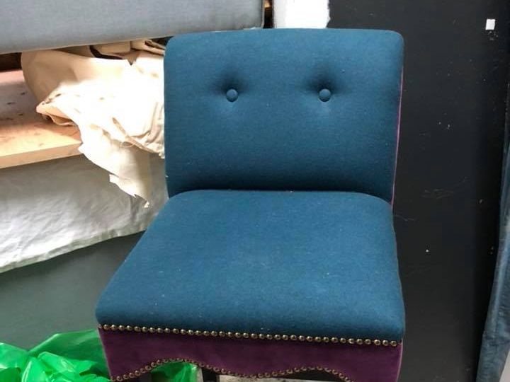 silla tapizada de azul