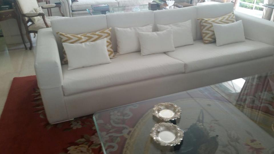 sofá blanco moderno
