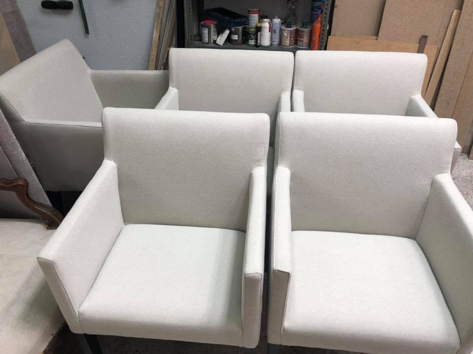 asientos blancos tapizados